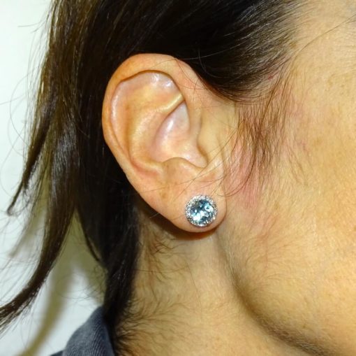 Pendientes de oro blanco de 18k para mujer con 40 diamantes y 2 topacios azules. - Imagen 2