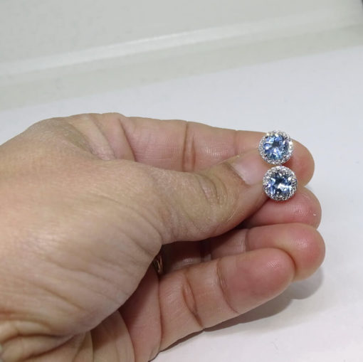 Pendientes de oro blanco de 18k para mujer con 40 diamantes y 2 topacios azules. - Imagen 4