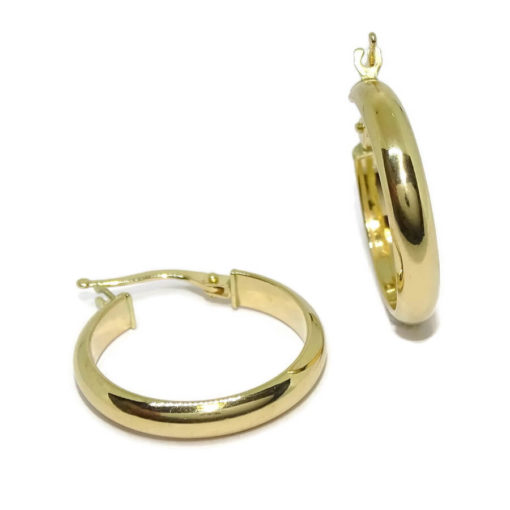 Pendientes aros de oro amarillo de 18K con tubo media caña de 4mm de ancho por 2.80cm de diámetro exterior. 2.90 gr de oro de 18k.