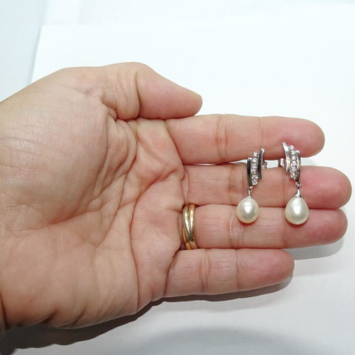 Pendientes de oro blanco de 18k con 12 diamantes talla brillante de 0.18cts y 2 perlas cultivadas tipo pera de 8.5mm. 3.00cm de largos - Imagen 3