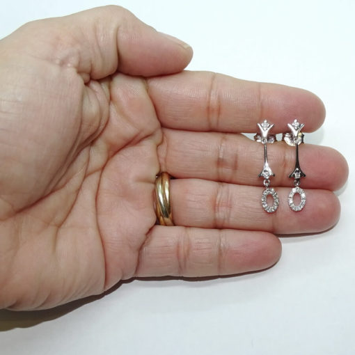 Preciosos pendientes de oro blanco de 18k con 0.38 cts de diamantes naturales auténticos, una joya de diseño, fina, elegante, cómoda con movimiento y moderna. - Imagen 3