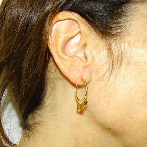 Pendientes aros de oro amarillo de 18k con motivos colgando, tubo de 2mm de grosor - Imagen 2