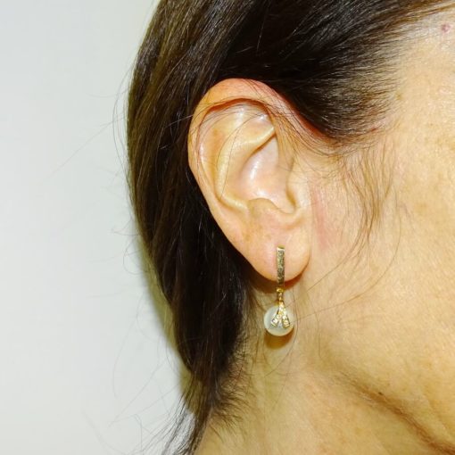 Pendientes para mujer de oro amarillo de 18k con circonitas engastadas y perlas cultivadas redondas de 9.00mm - Imagen 2