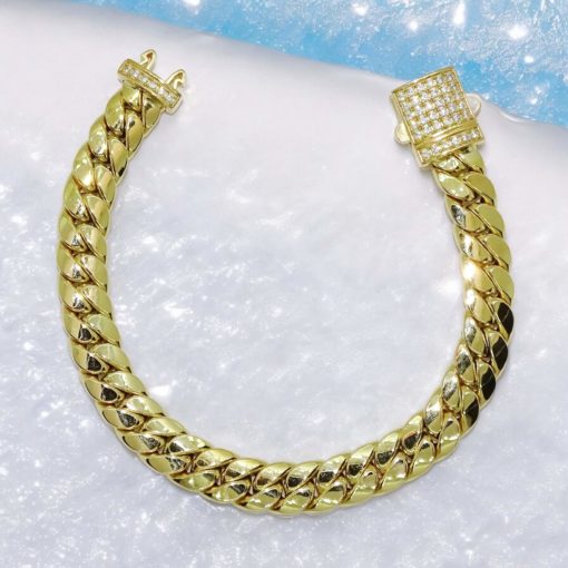 Elegante pulsera para hombre de oro amarillo de 18k de 22.00 cm de larga y 1.00 cm de ancha, modelo cubana. 23.25 gr de oro de 18k